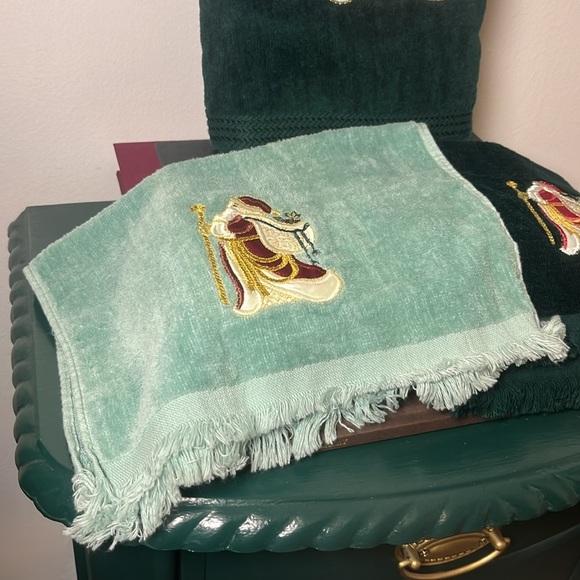 Vintage 1990s Christmas Velvet Green Embroidered Santa Claus Towels Set of 3 - Picture 2 of 14